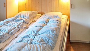 4 bedrooms, cribs/infant beds