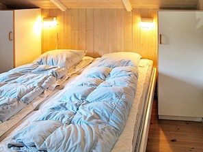 4 bedrooms, cribs/infant beds