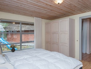 4 bedrooms, cribs/infant beds