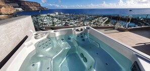 Bañera de hidromasaje al aire libre