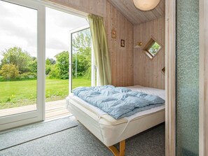 3 bedrooms, cribs/infant beds