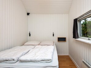 4 bedrooms, cribs/infant beds