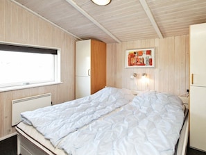 3 bedrooms, cribs/infant beds