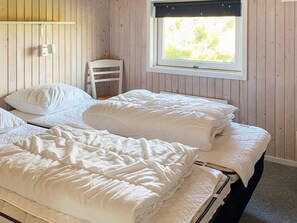4 bedrooms, cribs/infant beds