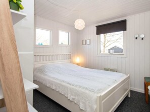3 bedrooms, cribs/infant beds