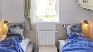 2 makuuhuonetta, vauvansängyt