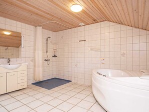 Bathroom - 8 Person Holiday Home in Blavand (Blavand)