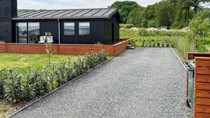 A modern building with a gravel pathway leading to a wooden deck. - Peaceful Holiday Home in Fjerritslev near Beaches (Sjølund)