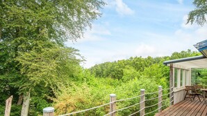 A wooden deck with a rope fence, overlooking a forested area. - Quaint Holiday Home near Glesborg with Roofed Terrace (Glesborg)