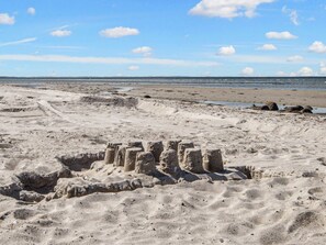 House | Beach - Quaint Holiday Home near Glesborg with Roofed Terrace (Glesborg)