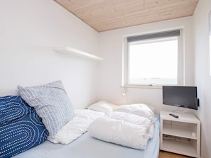3 bedrooms, cribs/infant beds