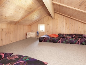 4 bedrooms, cribs/infant beds