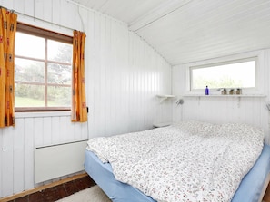 2 bedrooms, cribs/infant beds