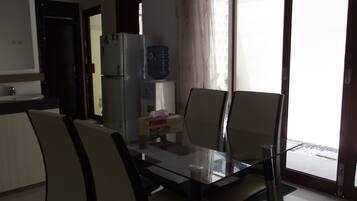 Ferienhaus, 3 Schlafzimmer, barrierefrei, Terrasse | Wohnzimmer | Fernseher