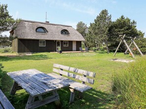 House | Outdoor dining - 6 Person Holiday Home in Blavand (Blavand)