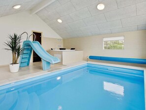 Casa | Piscina | Una piscina cubierta, una piscina al aire libre