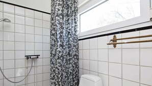Bathroom - Charming Holiday Home in Sjællands Odde Near Beach (Sjællands Odde)