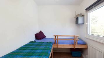 2 bedrooms, cribs/infant beds