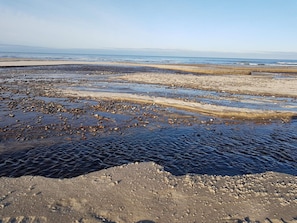 A beach with pebbles and sand, and the ocean in the background. - 5 Star Holiday Home in Brovst (Brovst)