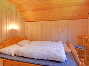 2 Schlafzimmer, Babybetten, individuell eingerichtet