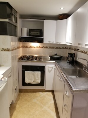 Placa de cocina, cafetera/tetera, utensilios de cocina