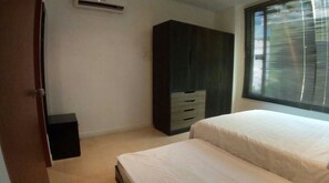 3 habitaciones, tabla de planchar con plancha y ropa de cama 