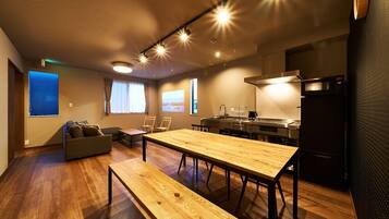 Refrigerador, microondas, parrilla de estufa y utensilios de cocina