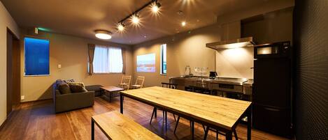 Kühlschrank, Mikrowelle, Herdplatte, Kochgeschirr/Geschirr/Besteck