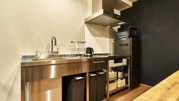 Fridge, microwave, stovetop, cookware/dishes/utensils