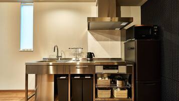 Fridge, microwave, stovetop, cookware/dishes/utensils