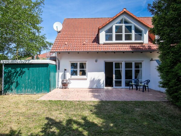 Sky, Plant, Window, Property, Building, Tree, House, Door, Land Lot, Cottage