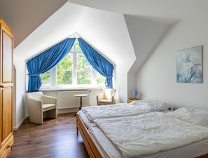 3 chambres, lit parapluie, draps fournis