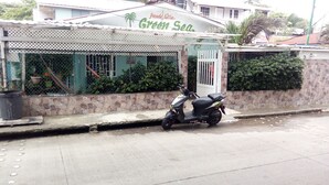 Restaurante llamado 'Posada Nativa, Green Sea' con fachada de azulejos y entrada protegida por una reja.