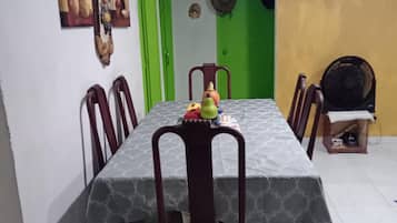 Szoba, 1 hálószobával, dohányzó, erkély | Étkező