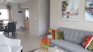 Apartment, 2 Bedrooms, Balcony | Ruang tamu