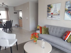 公寓, 2 間臥室, 陽台 | 客廳 | 電視