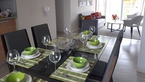 Apartment, 2 Bedrooms, Balcony | Tempat makan