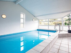 Casa | Piscina | Una piscina cubierta, una piscina al aire libre
