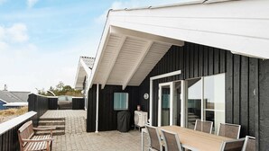 House | Balcony - 10 Person Holiday Home in Blavand (Blavand)