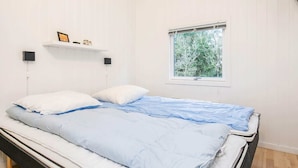 5 bedrooms, cribs/infant beds - 10 Person Holiday Home in Blavand (Blavand)