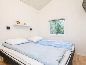 5 bedrooms, cribs/infant beds