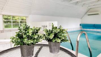 Hus | Basseng | Innendørsbasseng og utendørsbasseng