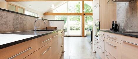 Hus | Eget kjøkken | Kjøleskap, mikrobølgeovn, kokeplater og oppvaskmaskin