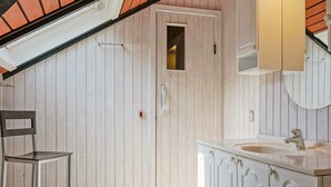 House | Bathroom - 8 Person Holiday Home in Aakirkeby (Akirkeby)