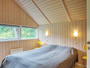 5 bedrooms, cots/infant beds