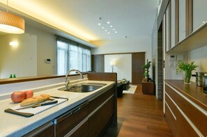 Refrigerador, microondas, parrilla de estufa y utensilios de cocina 