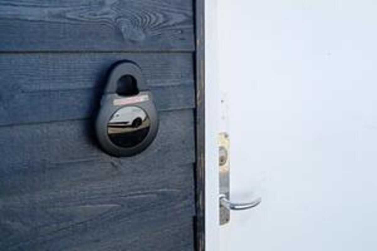 Une porte dotée d’une serrure ronde et d’un trou de serrure.