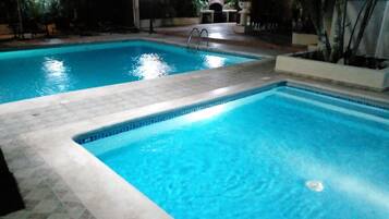 Hồ bơi ngoài trời