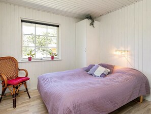 3 bedrooms, cribs/infant beds