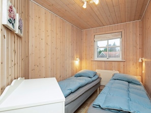 4 bedrooms, cribs/infant beds